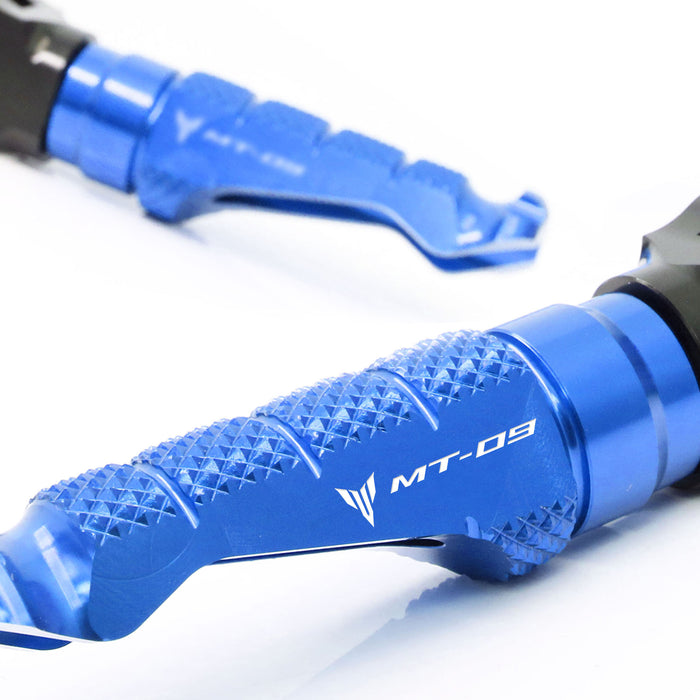 Front R-FIGHT foot pegs for Yamaha MT-09 and Tracer by MC Motoparts with engraved logo, standard motorcycle foot pegs.